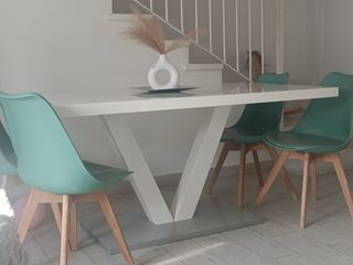 Mesa comedor  en muy buen estado .