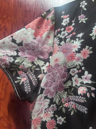 Blusa seda negra con flores 