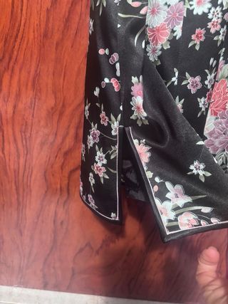 Blusa seda negra con flores 