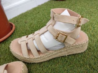 Sandalias tiras de esparto y cuña 