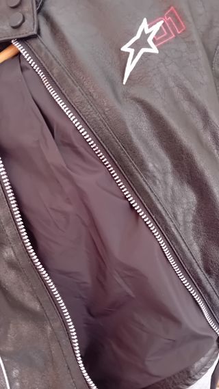 Cazadora cuero sintética blanca y negra