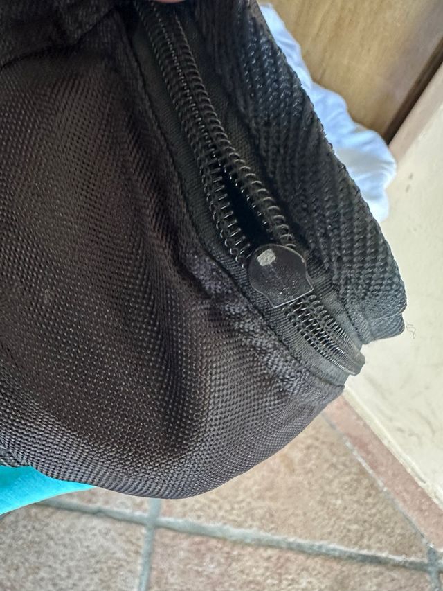 Guitarra electroacústica negra