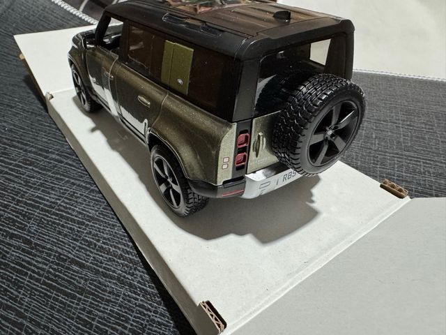 Land Rover Defender 1:24 Burago