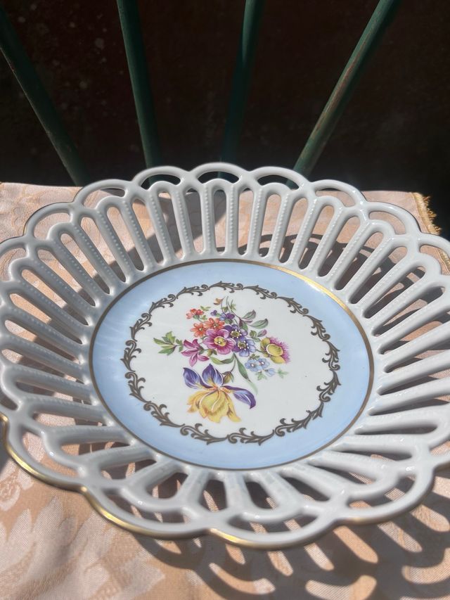 Centrotavola Porcellana Saxe con Decoro Dorato e Trafori Vintage