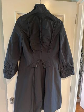 Gabardina negra tipo frac