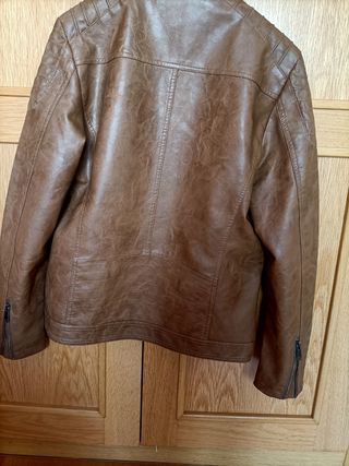 Moderna Cazadora marrón de cuero