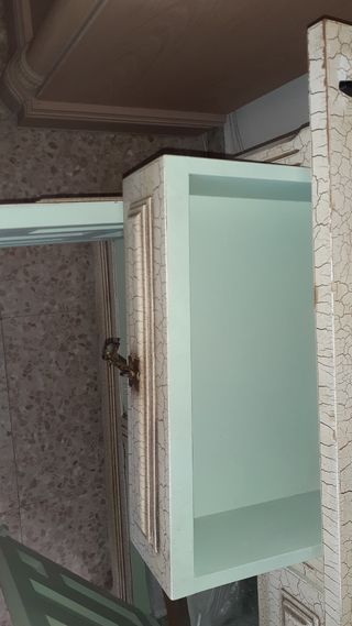 Mueble vintage blanco y dorado