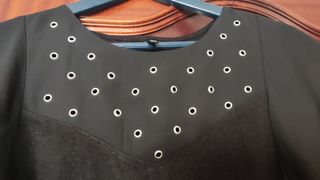Blusa negra c/ojales