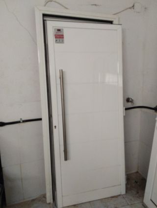 Puerta entrada  blanco 




