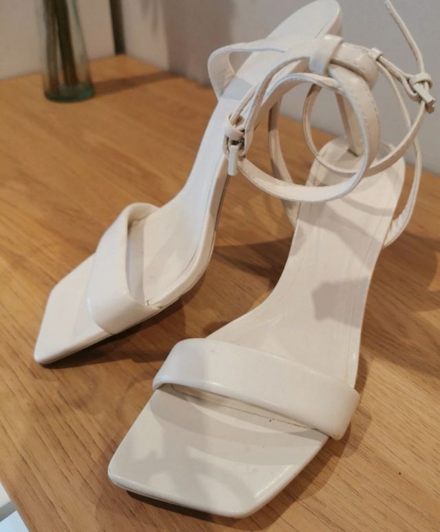 Sandalias blancas Stradivarius tacón