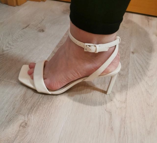 Sandalias blancas Stradivarius tacón