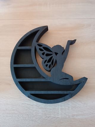 Estantería de madera en forma de luna con ninfa