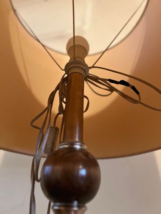 LAMPARA DE PIE DE MADERA Y METAL VINTAGE