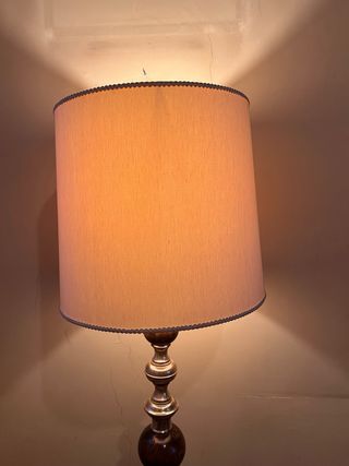 LAMPARA DE PIE DE MADERA Y METAL VINTAGE