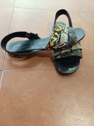 Sandalias planas serpiente