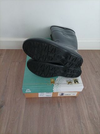 BOTAS DE AGUA MUSTANG