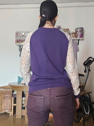 Camiseta lila con mangas de encaje