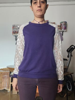 Camiseta lila con mangas de encaje