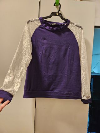 Camiseta lila con mangas de encaje