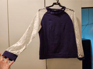 Camiseta lila con mangas de encaje