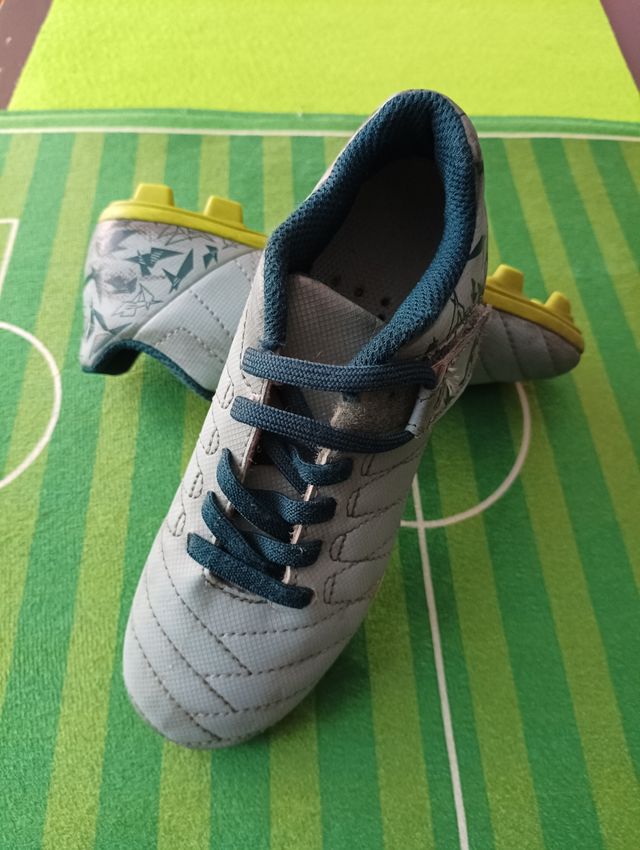 Botas de futebol para crianças Kipsa. Tamanho 30