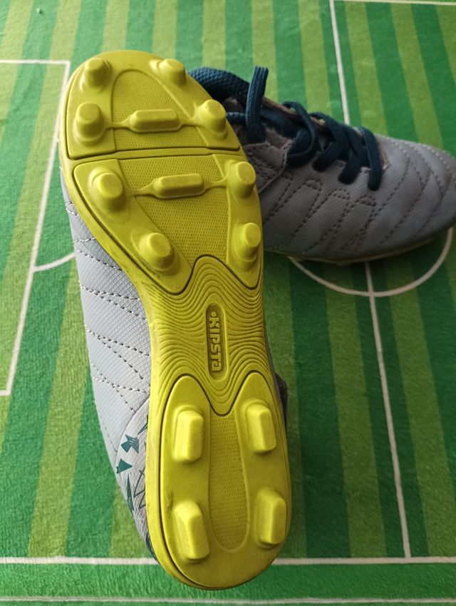 Botas de futebol para crianças Kipsa. Tamanho 30