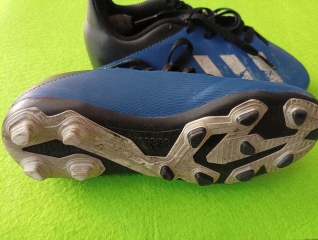 Botas de futebol tamanho 32