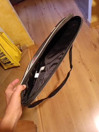 Raqueta de padel con funda