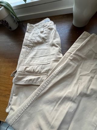 Pantalon cargo color beis