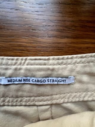 Pantalon cargo color beis