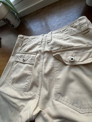Pantalon cargo color beis