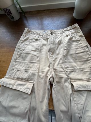 Pantalon cargo color beis