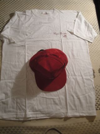 Camiseta blanca y Gorra-Visera roja. Rioja Bordón.