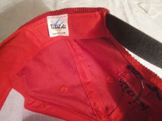 Camiseta blanca y Gorra-Visera roja. Rioja Bordón.