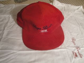 Camiseta blanca y Gorra-Visera roja. Rioja Bordón.