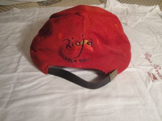 Camiseta blanca y Gorra-Visera roja. Rioja Bordón.