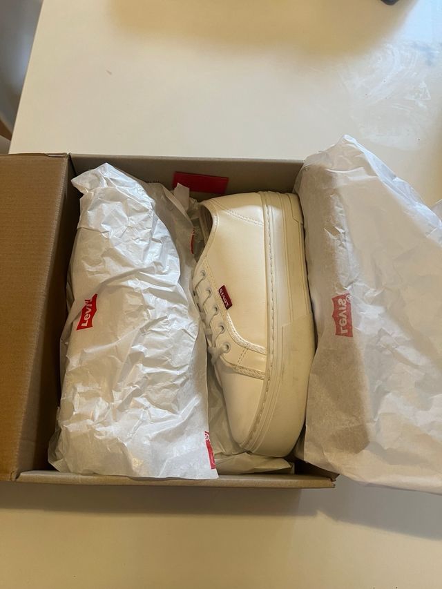 Zapatillas Levis blancas - T36