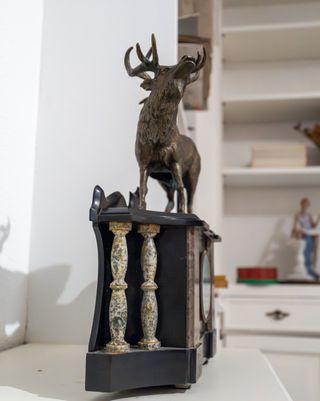 Reloj antiguo con ciervo de bronce – Decorativo