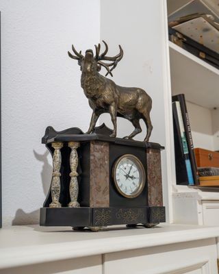 Reloj antiguo con ciervo de bronce – Decorativo