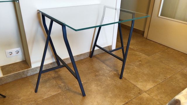 Escritorio, caballetes con sobre de cristal