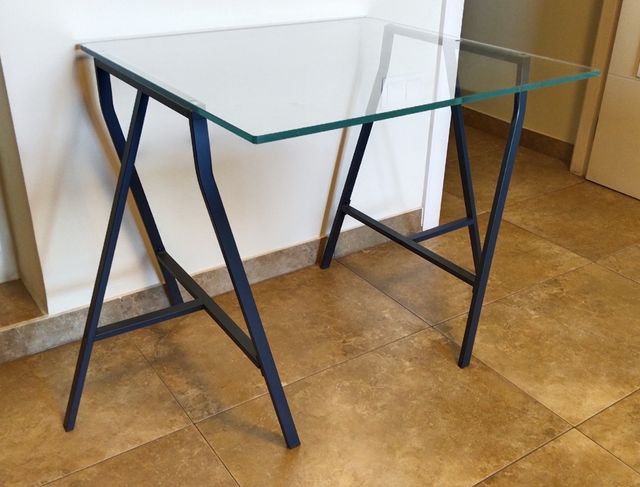 Escritorio, caballetes con sobre de cristal