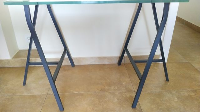 Escritorio, caballetes con sobre de cristal