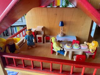 Casa de muñecas (mobiliario completo y muñecos)