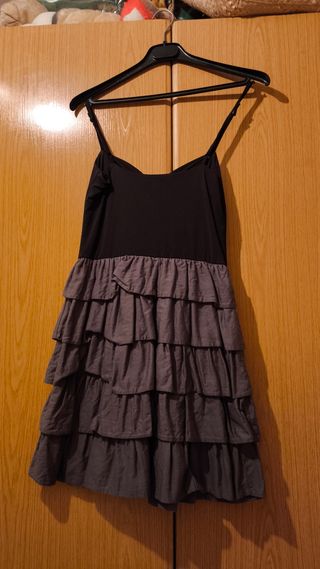 Vestido negro gris con volantes
