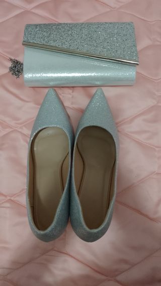Bolso y zapatos plata brillantes