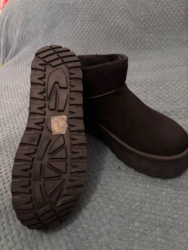 Botas negras tipo UGG con plataforma