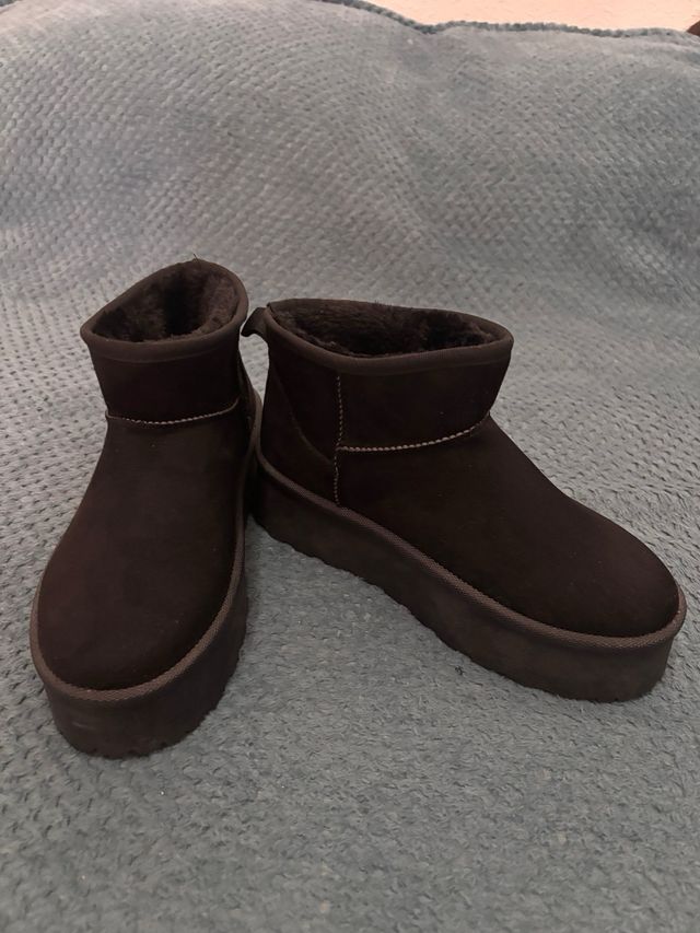 Botas negras tipo UGG con plataforma