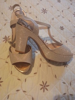 Conjunto sandalia+bolso 
Doradas. Recoger en Palma