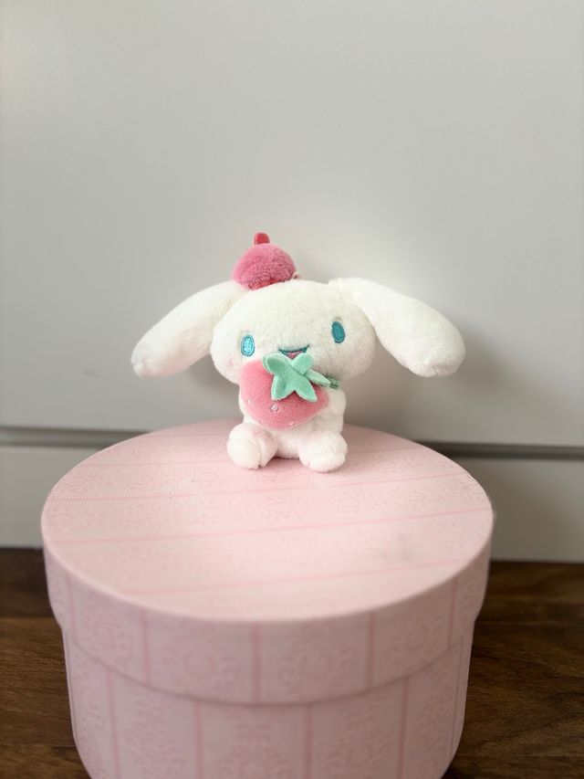 Peluche Cinnamoroll da 10 cm con fragola