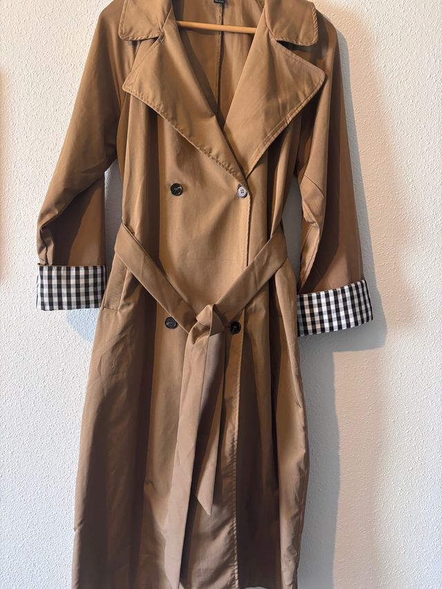 Abrigo largo marrón con puños de cuadros